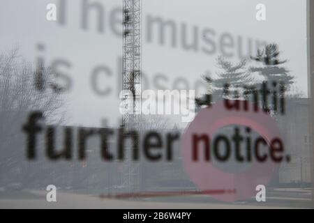 03112020 - Bloomington, Indiana, USA: Un segno dice che il museo d'arte è chiuso fino ad ulteriore avviso dopo che l'università ha annunciato che dopo la rottura della molla nelle classi della persona non avrà luogo per due settimane come precauzione contro Coronavirus. I professori insegneranno virtualmente le lezioni. Foto Stock