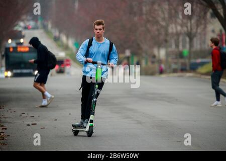 03112020 - Bloomington, Indiana, USA: Gli studenti dell'Indiana University attraversano il campus durante un cambio di classe Mercoledì dopo che l'università ha annunciato martedì dopo la pausa di primavera in lezioni di persona non avrà luogo per due settimane come precauzione contro Coronavirus. I professori insegneranno virtualmente le lezioni. Le lezioni proseguono la settimana, ma la pausa primaverile inizia il venerdì. Anche i lavoratori del personale universitario sono incoraggiati a lavorare da casa per le prossime tre settimane. Foto Stock