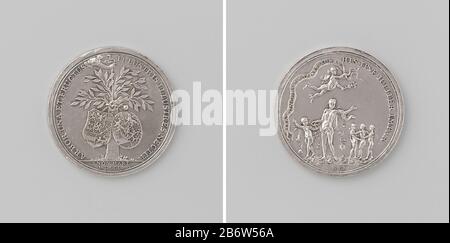 Huwelijk van Karel Christiaan van Nassau-Weilburg en Carolina, prinses van Oranje-Nassau, penning di Zilveren. Voorzijde: Uit mano wolken houdt vasta, Foto Stock