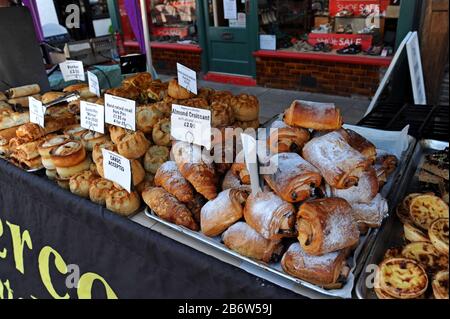 Pane e torte al forno locale in vendita alla Fiera alimentare di Leominster, 7 settembre 2019 Foto Stock