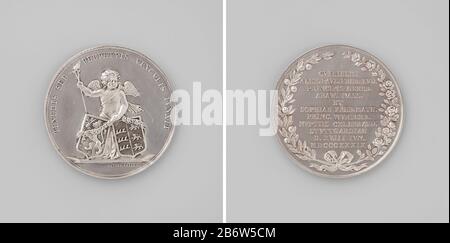 Penning di Zilveren. Voorzijde: Amor ha incontrato brandende huwelijkstoorts in rechterhand, houdt ha incontrato anderehand twee ha incontrato rozenguirlande verbonden wapenschilden vasto binnen omschrift; afsnede:signatuur. Keerzijde: Opschrift binnen tot krans samengebonden oranje- en rozentak fabbricante : David van der Kellen (1804-1879)Platats fabbricazione: Utrecht datazione: 1839 Materiale: Zilver Techniek: Slaan dimensioni: D 4,2 cm. × g 18,66 gr Data: 1839-06-18 - 1839-06-18 Foto Stock