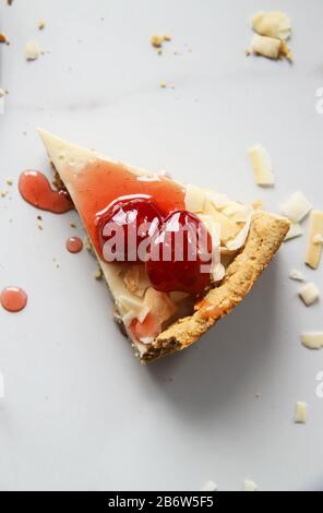 Torta di crema di cocco con confettura di fragole su sfondo di marmo Foto Stock