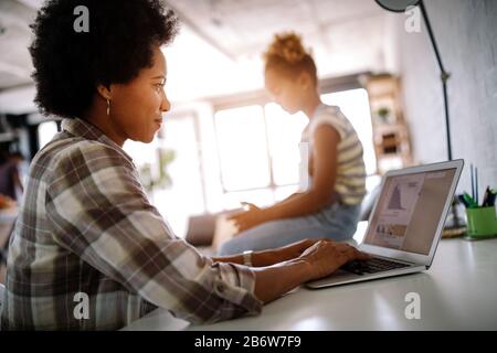 Frustrato triste bambino cercando attenzione da occupato i genitori che lavorano Foto Stock