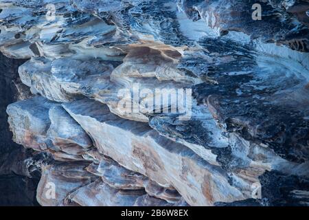 Pietra arenaria faccia scogliera strati di superficie intemperati dal mare, ideale come naturale unico sfondo geologico Foto Stock