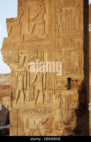 Antichi geroglifici egiziani nel Tempio di Kom Ombo, Egitto Foto Stock