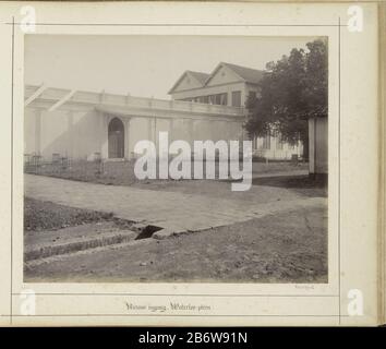 Ingang aan het Waterlooplein Weltevreden, vermoedelijk van het Ursulinenklooster Nieuwe ingang, Waterloo-plein (titel op Object) Parte dell'album con foto di Batavia e sorelle Ursulinen. Produttore : fotografo: Anonymous place manufacturing: Weltevreden Dating: CA. 1890 - ca. 1910 caratteristiche Fisiche: Albume stampa materiali: Carta di cartone Tecnica: Albume stampa dimensioni: Foto: H 232 mm × W 286 mm Soggetto abbazia, monastero, convento  chiesa cattolica romana porta ingresso dove Batavia Foto Stock