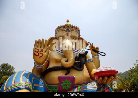 Kanchanaburi, TAILANDIA - 16 Aprile 2015 : statua di Ganesha il dio Indù, la cui testa è un elefante al Tempio di Kanchanaburi, Thailandia. È Foto Stock