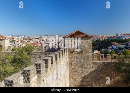 Castello storico di Sao Jorge (Castello di San Giorgio, Castelo de Sao Jorge) e vista della città di Lisbona in Portogallo, in una giornata di sole in estate. Foto Stock