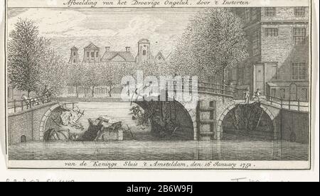 Ingestorte Koningsluis te Amsterdam, 1752 Afbeelding van het Droeige Ongeluk, porta 't Instorten van de Konings Sluis 't Amsteldam, den 16 gennaio 1752 (titel op Object) Visualizza il 16 gennaio 1752 Collapsed Royal Sluis on the Herengracht, between Royale (right) and Leidsestraat to Amsterdam. Produttore : stampatore: Anonymous place manufacturing: Northern Netherlands Dating : 1752 caratteristiche Fisiche: Acquaforte materiale: Carta Tecnica: Acquaforte dimensioni: Foglio: H 78 mm × W 137 mmToelichtingGebruikt come illustrazione nel Ned. Annuario 1752, i p 20-23. Oggetto: Ponte in città di fronte all'hotel Foto Stock