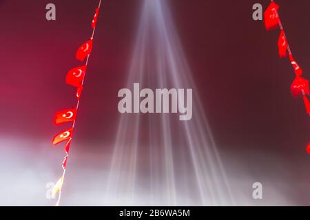 luci che illuminano lo sfondo del cielo scuro. Foto Stock