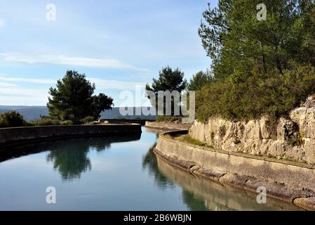 Canale di Marsiglia o Canal de Marseille che conduce all'acquedotto di Roquefavor (1847) Ventabren Provence Francia Foto Stock