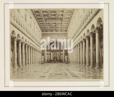 Interieur van Sint-Paulus buiten de Muren a Roma Interno Basilica S Paolo Roma (titel op object) parte di Travel Album con foto di visto che: Condizioni in Italia (parte i) . Produttore : fotografo: Anonymous place manufactured: Rome Data: CA. 1865 - ca. 1890 caratteristiche Fisiche: Albume materiale di stampa: Carta fotografica Tecnica: Albume dimensioni di stampa: Foto: H 192 mm × W 247 mm Oggetto: Interno della colonna della chiesa, pilastro  architettura dove roma San Paolo fuori Le Mura Foto Stock