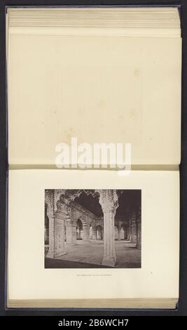 Interieur van de Diwan-i-Khas in het Rode Fort a Delhi il Dewan-i-Khas, o sala di pubblico (titel op Object) interno del Diwan-i-Khas al Forte Rosso di DelhiThe Dewan-i-Khas, o Sala di pubblico (title object) Tipo Di Proprietà: Photomechanical print page numero articolo: RP-F-2001-19 : Bourne & Shepherd print autore: Anonymous place manufacture: Delhi Dating: CA. 1860 - ca. 1877 Materiale: Carta Tecnica: Woodburytypie dimensioni: Stampa: H 140 mm × W 172 mmToelichtingPrent pagina anteriore 88. Oggetto: Palazzo - AA - architettura civica : colonna interna, colonna  arco Foto Stock