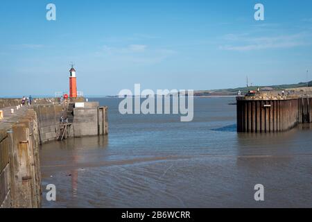 Faro all'ingresso del porto, Watchet, Somerset, Inghilterra Foto Stock