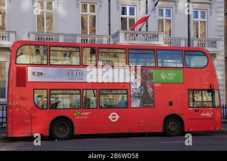 Un autobus rosso a due piani è parcheggiato fuori dalla scuola di Lycée Francais Charles de Gaulle al 29 Cromwell Road, South Kensington, Londra, Regno Unito. Foto Stock