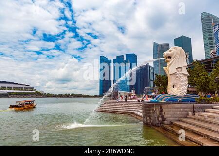 Singapore, SINGAPORE - CIRCA SETTEMBRE 2017: Vista sulla Marina Bay a Singapore. Foto Stock