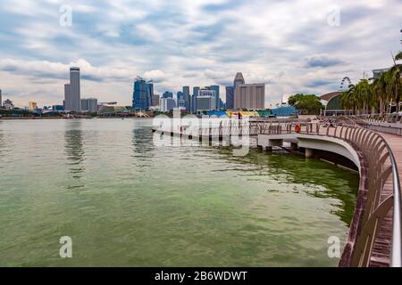 Singapore, SINGAPORE - CIRCA SETTEMBRE 2017: Vista sulla Marina Bay a Singapore. Foto Stock