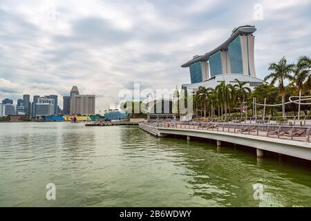 Singapore, SINGAPORE - CIRCA SETTEMBRE 2017: Vista sulla Marina Bay a Singapore. Foto Stock