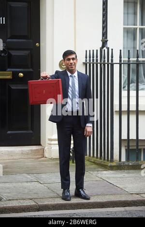 Cancelliere dello scacchiere Rishi Sunak al di fuori del numero 11 Downing Street mostrando la casella rossa alla stampa prima del bilancio di primavera 2020 Foto Stock