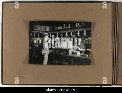 Interieur van een sigarenwinkel met een kassa van het merk National Interior of a cigar store with a box Office of the National Property Type marchio: Picture numero articolo: RP-F-F01170-A Iscrizioni / marchi: Timbro, verso, stampato in inchiostro: 'Foto' Electra '/ Breestraat 79 / Leiden Manufacture Creator: Photographer: Anonymous Place manufacture: Netherlands Data: CA. 1920 caratteristiche Fisiche: Gelatina argento materiale di stampa: Carta Tecnica: Gelatina argento dimensioni di stampa: H 119 mm × W 169 mm Foto Stock