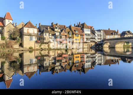 Francia, Indre, Berry, Creuse valle, Argenton sur Creuse, vecchie case sulle rive del fiume della Creuse // Francia, Indre (36), Berry, vallée de la Creuse Foto Stock