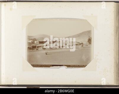 Intocht van Britsen troepen a Pretoria le truppe britanniche entrano a Pretoria Giugno 5th 1900 (titel op Object) Parte dell'album con 191 foto da un viaggio a e attraverso Sud Afrika. Produttore : fotografo: Chair & Groote (proprietà in elenco) Luogo di produzione: Pretoria Data: 5 giu 1900 caratteristiche Fisiche: Luce naturale gelatina argento materiale di stampa: Carta fotografica Tecnica: Luce naturale gelatina argento dimensioni di stampa: Foto: H 156 mm × W 218 mm Oggetto: Land Force Second Boer Guerra (1899-1902) Dove: Pretoria Foto Stock