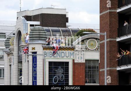 Gli spettatori potranno raggiungere tutti i punti panoramici per assistere all'Olympic Road Race 2012, maschile. Edificio Bibendum e appartamenti vicini, Brompton Road, Londra Foto Stock