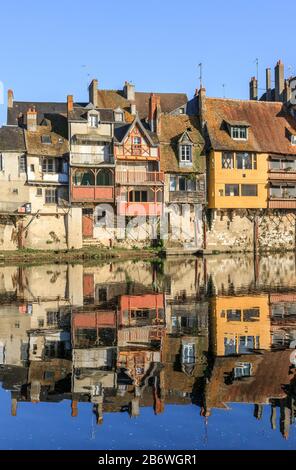 Francia, Indre, Berry, Creuse valle, Argenton sur Creuse, vecchie case sulle rive del fiume della Creuse // Francia, Indre (36), Berry, vallée de la Creuse Foto Stock