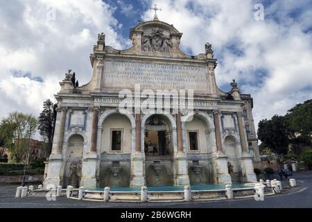 Roma, Italia - 14 aprile 2019: La bella fontana di acqua Paola, in italiano Fontanone, monumento si trova sulla collina del Gianicolo a Roma, F. Foto Stock