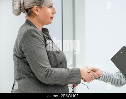 primo piano. due donne d'affari si salutano con una stretta di mano Foto Stock