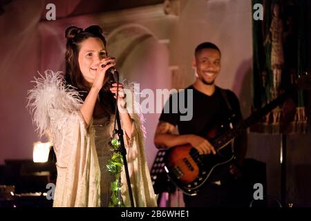 La performance di debutto di Aruba Red (nota anche come Natasha Bruce) alla St Pancras Old Church di Londra, mercoledì 11th marzo 2020 Foto Stock