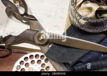 Tessuto Assortito Piegato Tra Forbici Grandi Foto Stock