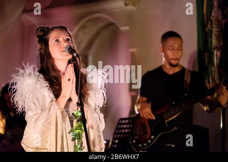 La performance di debutto di Aruba Red (nota anche come Natasha Bruce) alla St Pancras Old Church di Londra, mercoledì 11th marzo 2020 Foto Stock