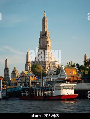 Bangkok, Thailandia; 22 2019 maggio: Wat Arun al tramonto con le barche Foto Stock