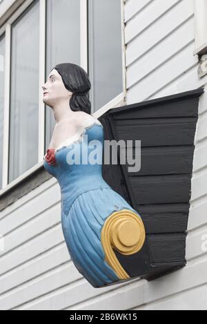 Navi di 400 anni di età Figurehead, montate all'esterno di un edificio a Rye Foto Stock