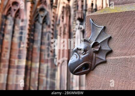 Piccola scultura in pietra a testa di gargoyle come parte della famosa Cattedrale di Strasburgo in Francia Foto Stock