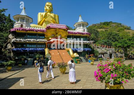 Dambulla, Sri Lanka - 2020 febbraio: Persone che visitano il tempio d'oro di Dambula il 8 febbraio 2020 a Dambulla, Sri Lanka. Foto Stock