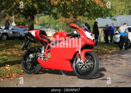 Una moto rossa Ducati 999 Testastretta. Foto Stock