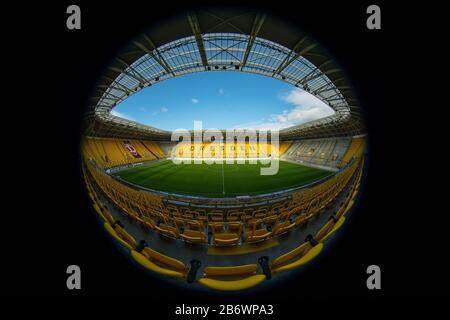 12 Marzo 2020, Sassonia, Dresda: Calcio: 2nd Bundesliga, Sg Dynamo Dresden. Vista nel vuoto Rudolf-Hartig-Stadium. Numerose partite di calcio in Germania e in Europa si svolgono attualmente senza spettatori. Non è ancora chiaro se i cosiddetti "giochi fantasma" avranno luogo anche qui a causa del nuovo virus corona. Foto: Robert Michael/dpa-Zentralbild/dpa - IMPORTANTE NOTA: In conformità con le norme del DFL Deutsche Fußball Liga e del DFB Deutscher Fußball-Bund, è vietato sfruttare o sfruttare nello stadio e/o dal gioco preso fotografie nel for Foto Stock