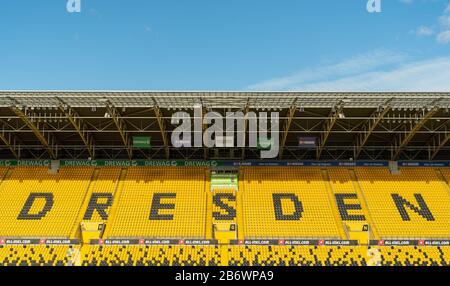 12 Marzo 2020, Sassonia, Dresda: Calcio: 2nd Bundesliga, Sg Dynamo Dresden. I sedili ripiegati possono essere visti nello stadio Rudolf Harbig. Numerose partite di calcio in Germania e in Europa si svolgono attualmente senza spettatori. Se i cosiddetti "giochi fantasma" si svolgeranno anche qui a causa del nuovo virus corona non è chiaro al momento. Foto: Robert Michael/dpa-Zentralbild/dpa - NOTA IMPORTANTE: In conformità con le norme del DFL Deutsche Fußball Liga e del DFB Deutscher Fußball-Bund, è vietato sfruttare o sfruttare nello stadio e/o dal gioco preso Foto Stock