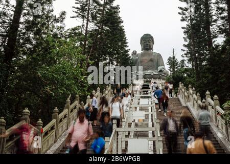 Tian Tan Buddha a Hong Kong con persone che camminano su e giù per le scale Foto Stock