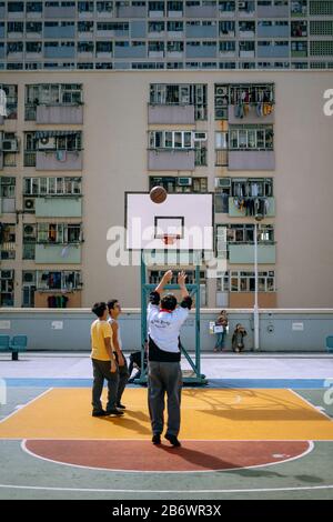Hong Kong, Cina; dic 9 2017: Adulti e bambini che giocano in un colorato campo da pallacanestro Foto Stock