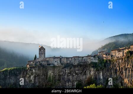 Catalogna, Girona, Castelfollit de la Roca. Borgo medievale, arroccato su una cresta vulcanica nel parco della zona Vulcanica Garottxa, Pirenei Foto Stock