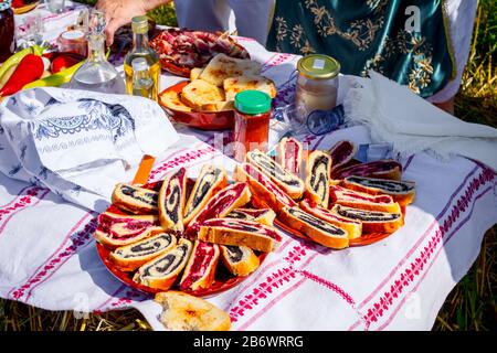 Strudel dolci con papavero e ciliegie, pasto tradizionale in aperto al momento della raccolta. Foto Stock