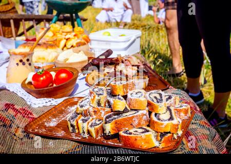 Strudel dolci con papavero, pasto tradizionale in aperto al momento della raccolta. Foto Stock