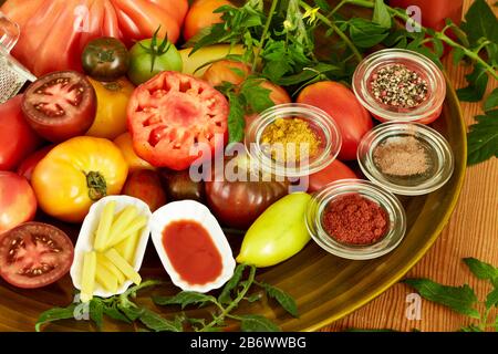 Bambini che indagano cibo. Serie: Making ketchup te stesso. Ingredienti e ketchup pronti. Imparare secondo il principio della Pedagogia di Reggio, comprensione e scoperta giocose. Germania Foto Stock