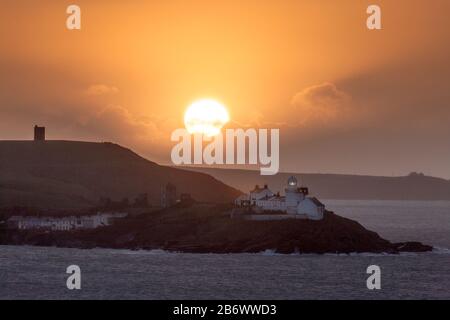 Roches Point, Cork, Irlanda. 12th marzo 2020. Alba sul faro di Roches Point in una fredda mattinata a Whitegate, Co. Cork, Irlanda. - Credito; David Creedon /Alamy Live News Foto Stock