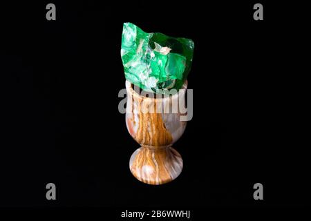 Piccolo ed elegante vetro in pietra di onice naturale con interno un pezzo di vetro verde Foto Stock