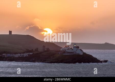 Roches Point, Cork, Irlanda. 12th marzo 2020. Alba sul faro di Roches Point in una fredda mattinata a Whitegate, Co. Cork, Irlanda. - Credito; David Creedon /Alamy Live News Foto Stock