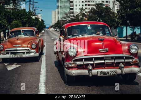 Havana, Cuba; 26 2017 settembre: Auto americane classiche retrò attraversano le strade principali dell'Avana Foto Stock